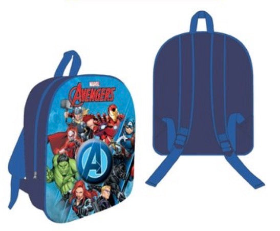 Mochila escolar azul de los Vengadores con estampado frontal de superhéroes y vista posterior con tirantes acolchados.