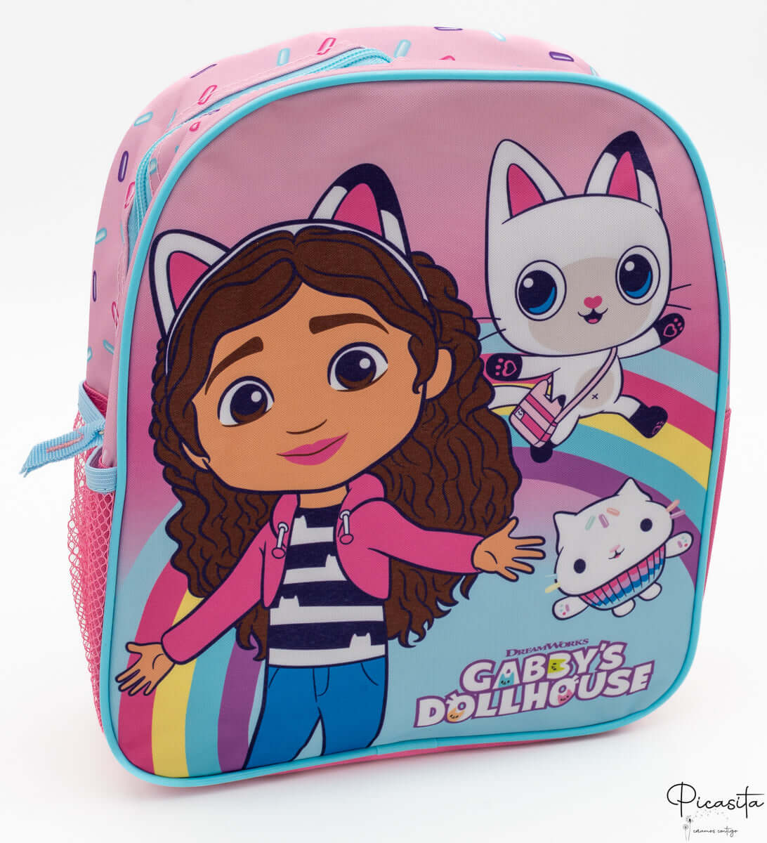 Mochila rosa de Gabby's Dollhouse variante Arco Iris con Gabby y Pandy Paws sobre fondo multicolor.