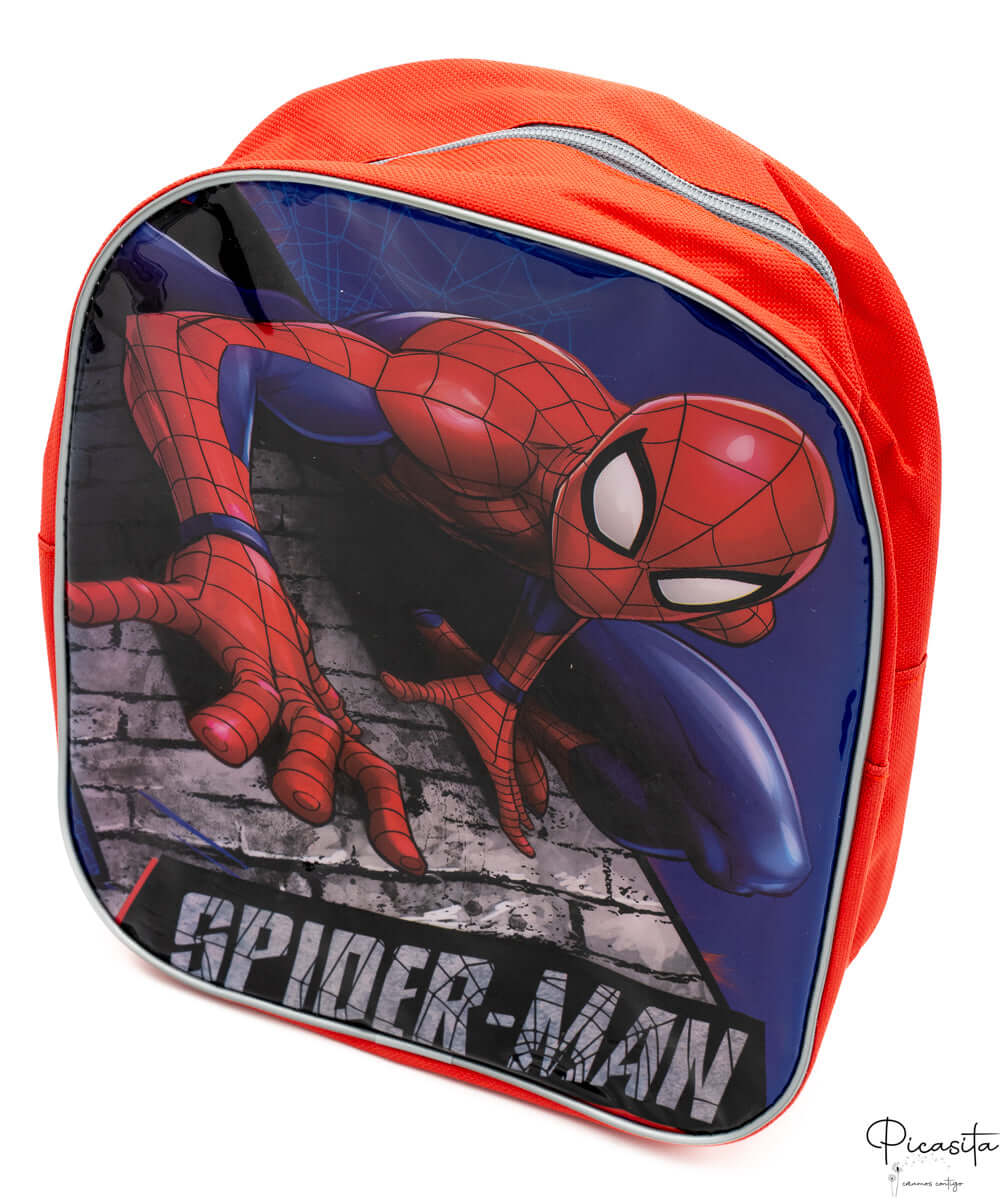 Mochila roja de Spiderman con panel frontal brillante y cremallera gris superior.