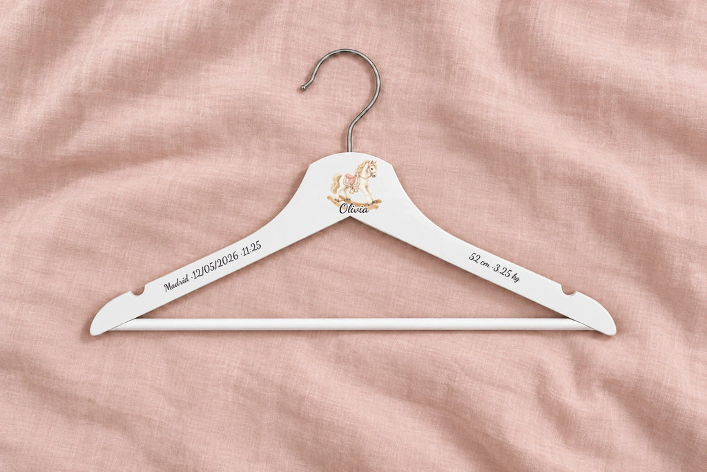 Percha bebé blanca con caballito, nombre Olivia y fondo rosa