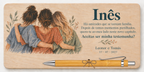 Plaque imprimée en couleur avec trois amies enlacées, le prénom Inês et un stylo en bambou