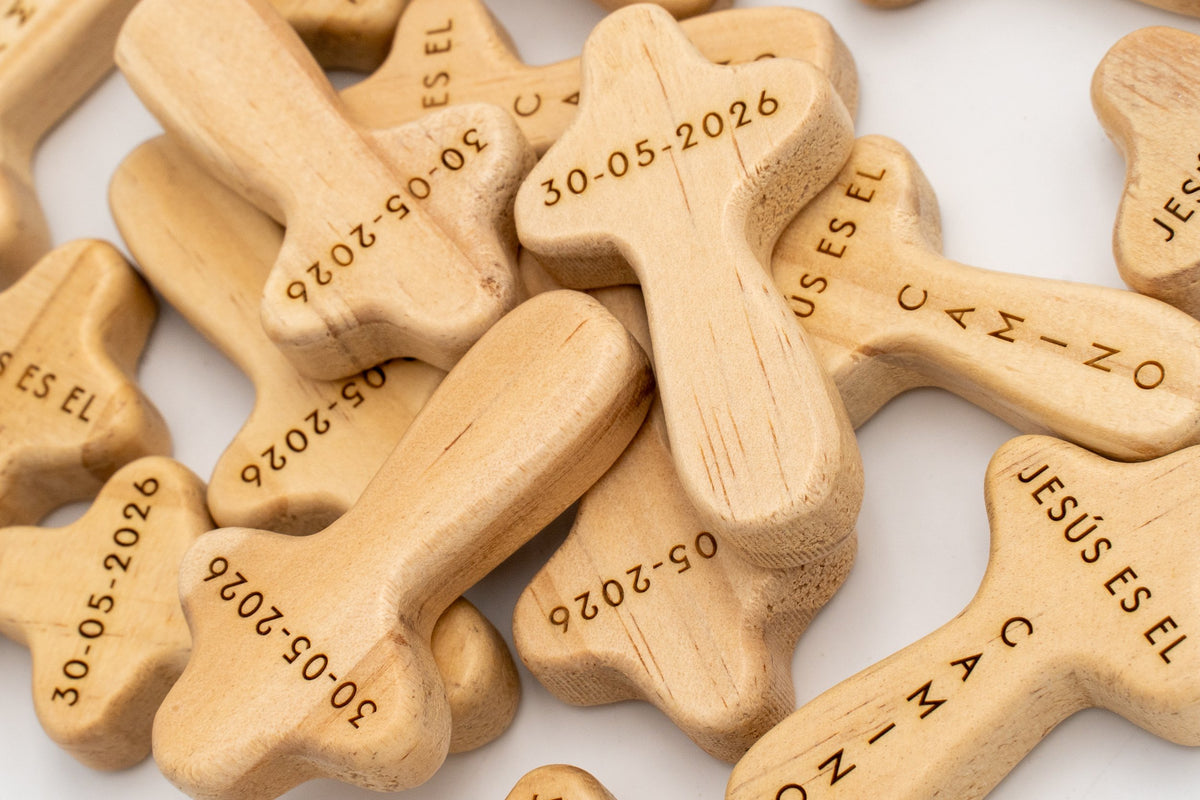 Croix de poche en bois gravées avec une date et un message religieux