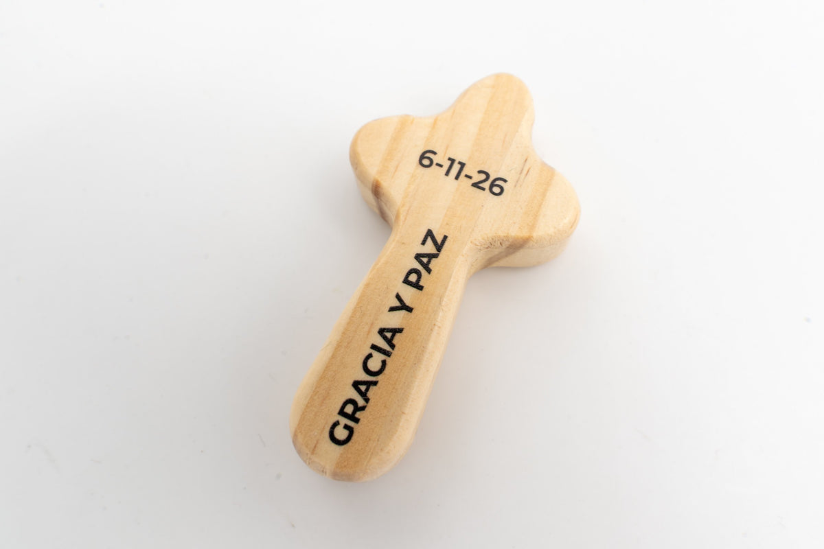 Dos d’une Croix de Poche personnalisé avec une date et la phrase Gracia y paz