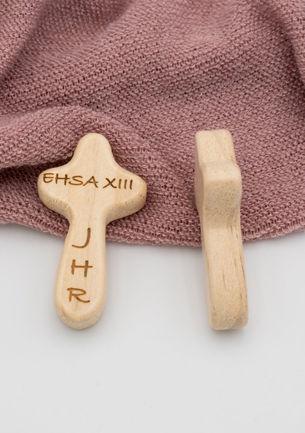 Croix de Poche gravée avec texte et initiales sur un fond en maille rose
