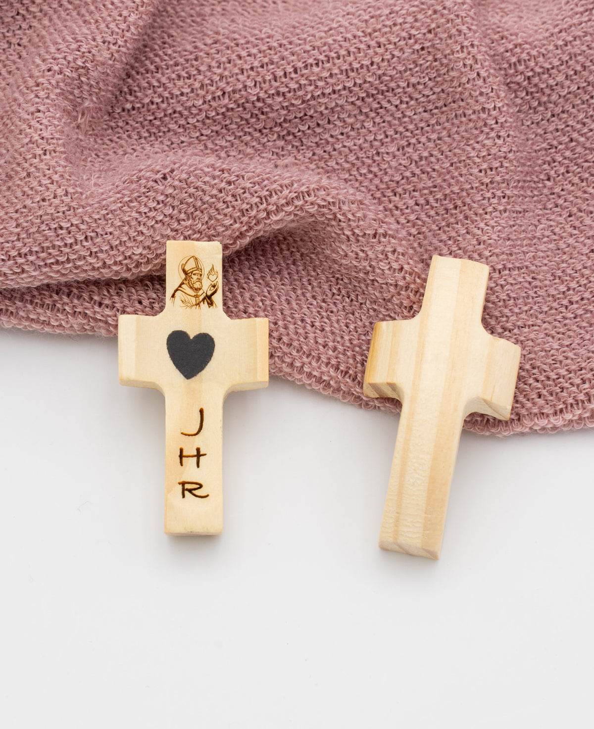 Modèle Croix de Cœur en bois, personnalisé avec un symbole et des initiales