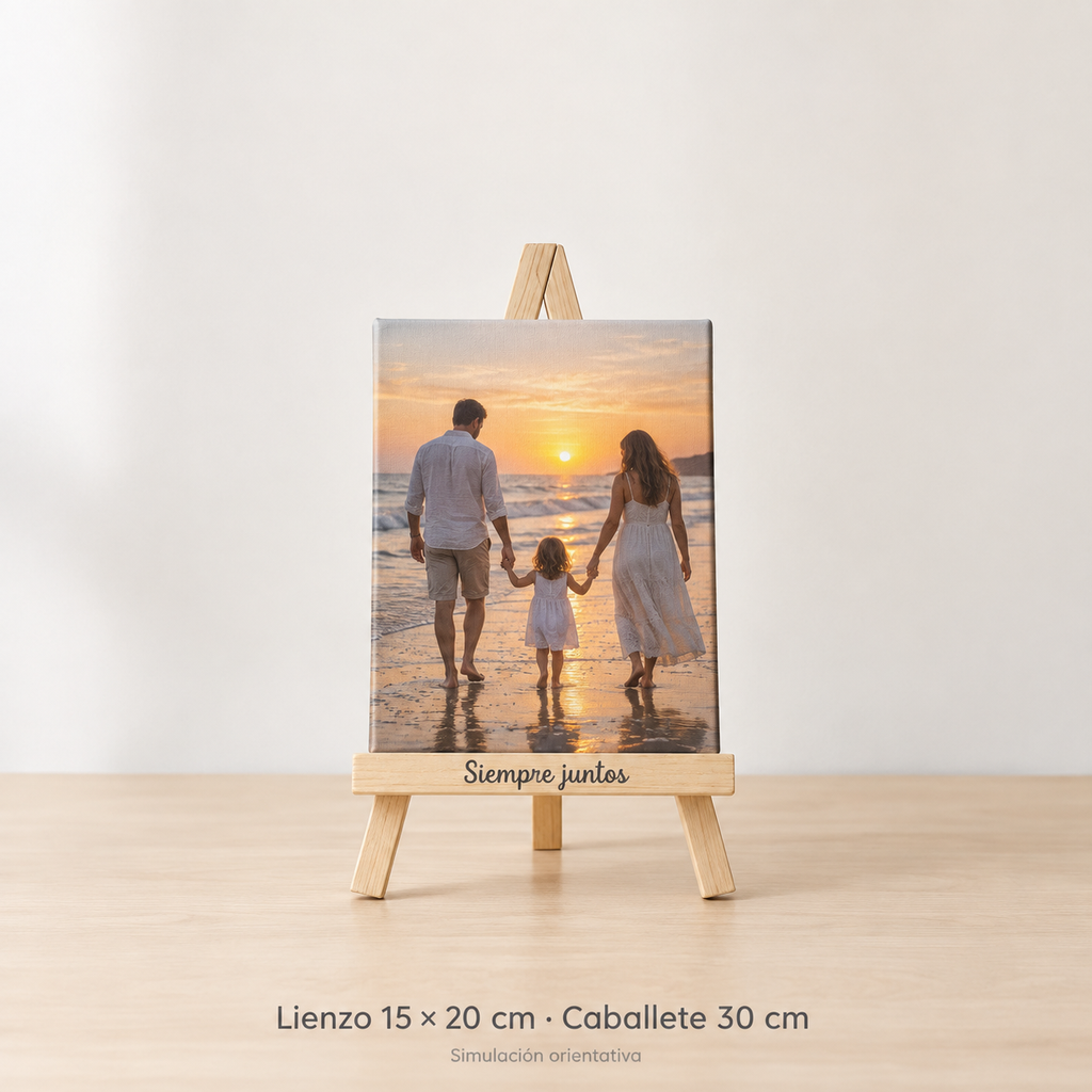 Simulación orientativa: foto en lienzo 15 × 20 cm con caballete genérico de madera de 30 cm