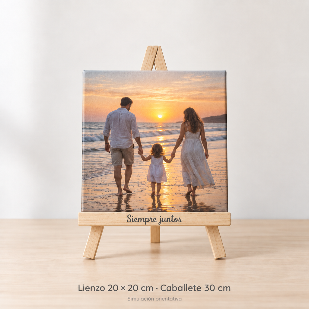 Simulación orientativa: foto en lienzo 20 × 20 cm con caballete genérico de madera de 30 cm