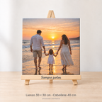 Simulación orientativa: foto en lienzo 30 × 30 cm con caballete genérico de madera de 40 cm