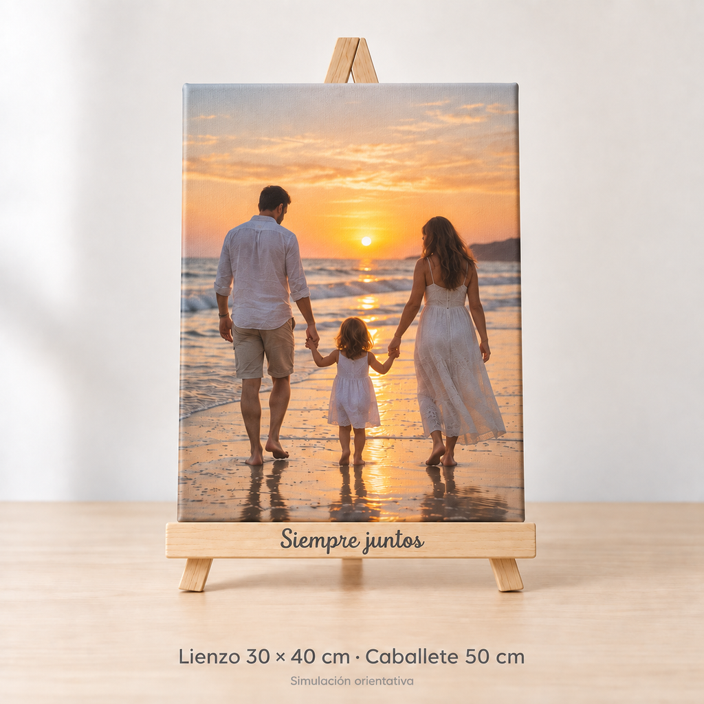 Simulación orientativa: foto en lienzo 30 × 40 cm con caballete genérico de madera de 50 cm