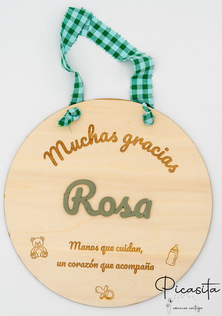 Cartel circular de madera con nombre Rosa en relieve verde y cinta de cuadros vichy a juego.
