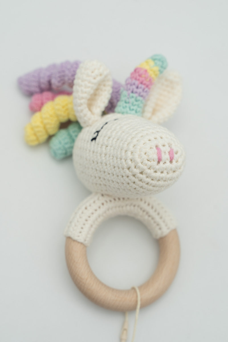 Hochet et anneau de dentition en crochet