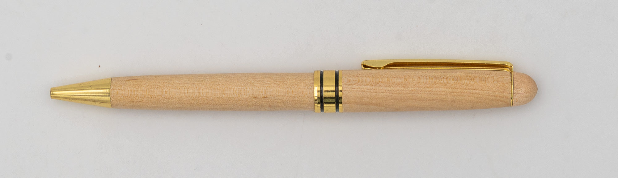 Bolígrafo de madera clara sin tapa, con punta y clip dorados y anillos negros.