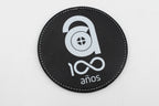 Posavasos de cuero PU negro con impresión blanca de aniversario