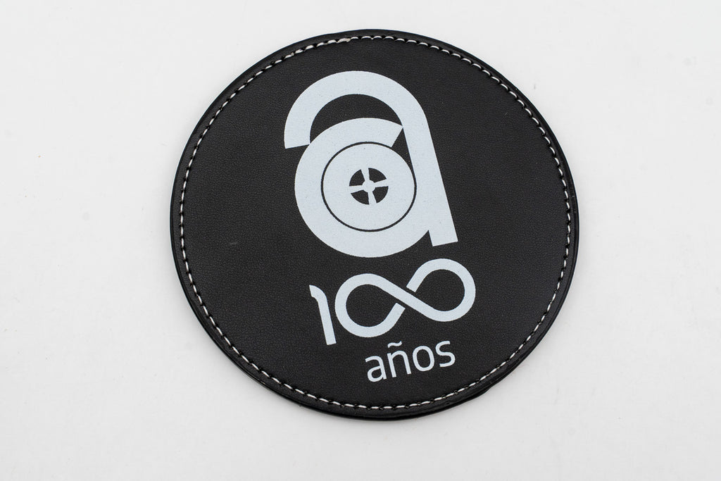 Sous-verre rond noir avec logo commémoratif du centenaire blanc.