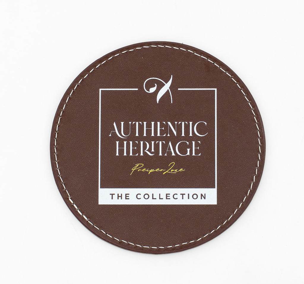 Sous-verre rond marron avec logo Authentic Heritage blanc.
