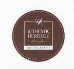 Sous-verre rond marron avec logo Authentic Heritage blanc.