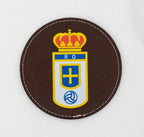 Posavasos de cuero PU marrón con escudo impreso a color