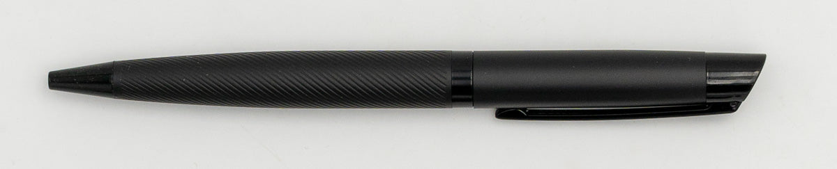 Stylo en métal noir avec corps à lignes diagonales et clip.