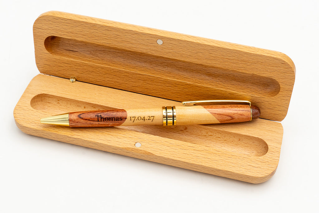 Étui ouvert avec stylo en bois bicolore et prénom gravé.