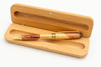 Étui ouvert avec stylo en bois bicolore et prénom gravé.