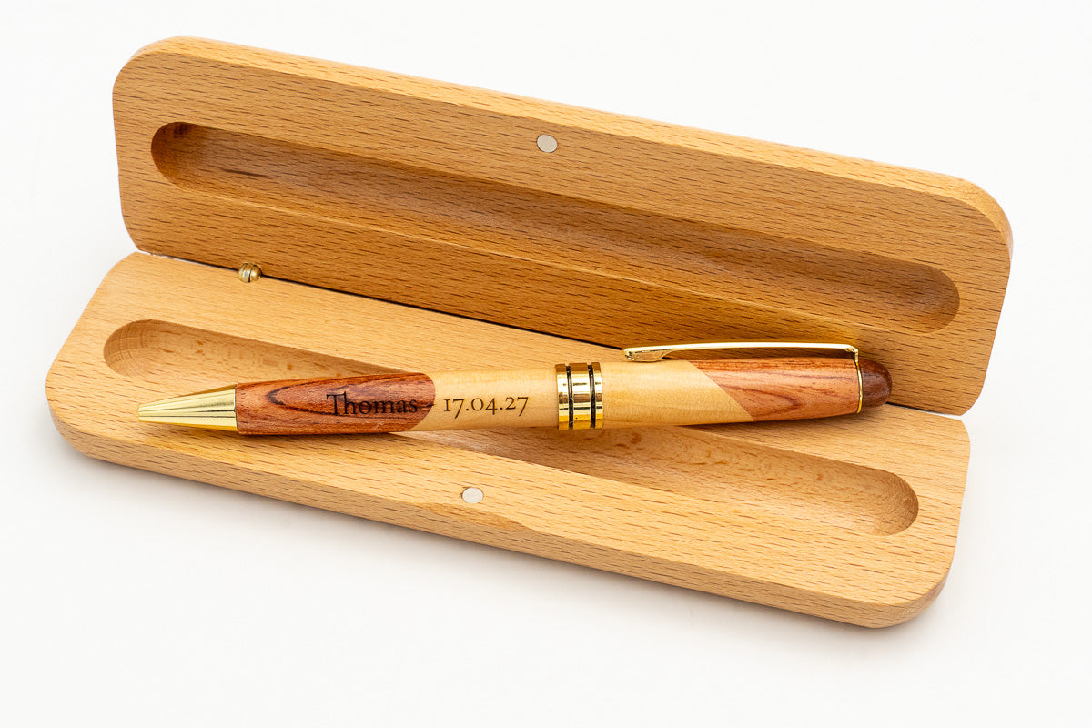 Étui ouvert avec stylo en bois bicolore et prénom gravé.