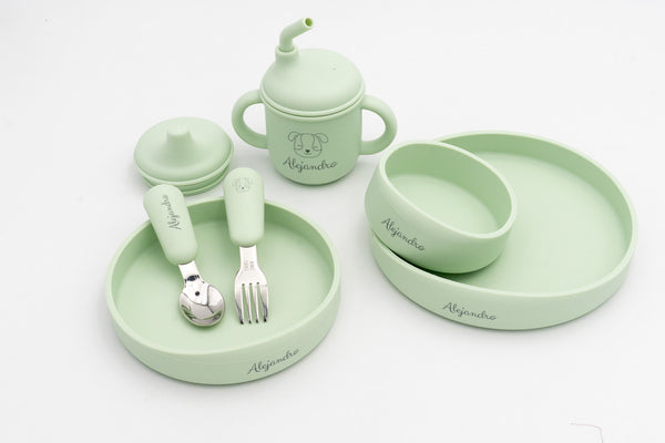 Vaisselle pour bébé vert clair avec trois assiettes, cuillère, fourchette et gobelet 3 en 1 avec le prénom gravé