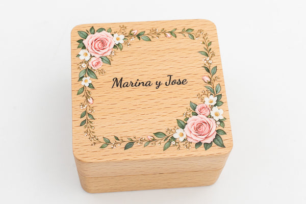 Boîte à alliances carrée en hêtre imprimée en couleur avec encadrement de roses et les prénoms Marina et José