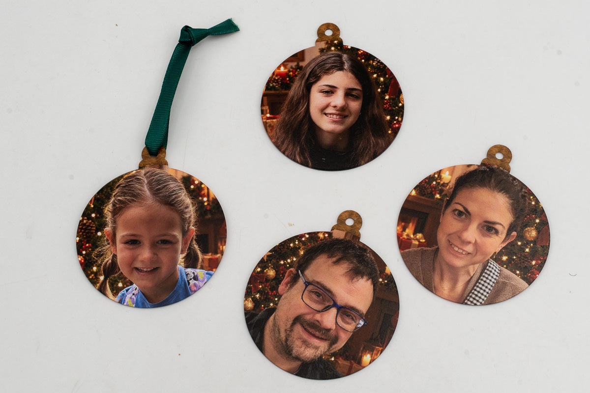 Quatre ornements plats avec photographies individuelles sur fond de Noël.