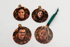 Quatre ornements circulaires avec portraits et pulls de Noël.