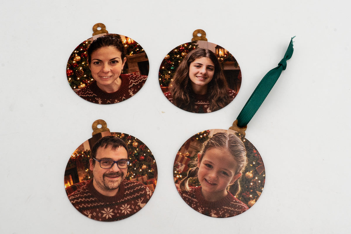Quatre ornements circulaires avec portraits et pulls de Noël.