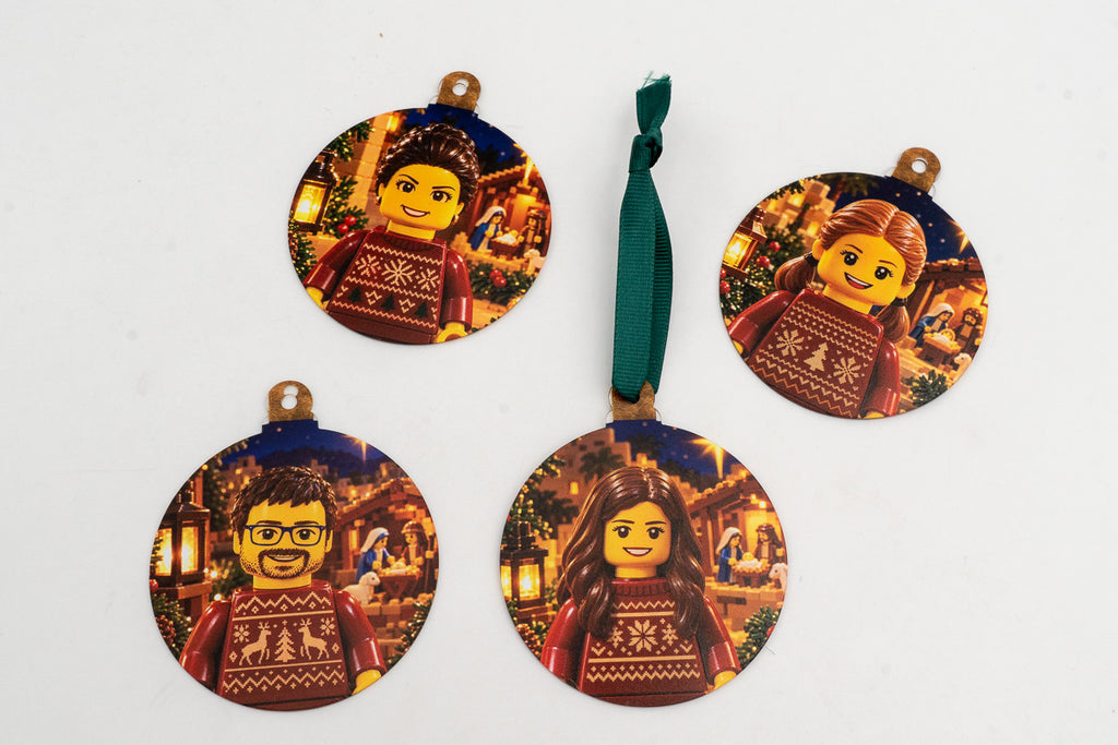Quatre ornements plats avec personnages de style blocs de jouet et scènes de crèche.