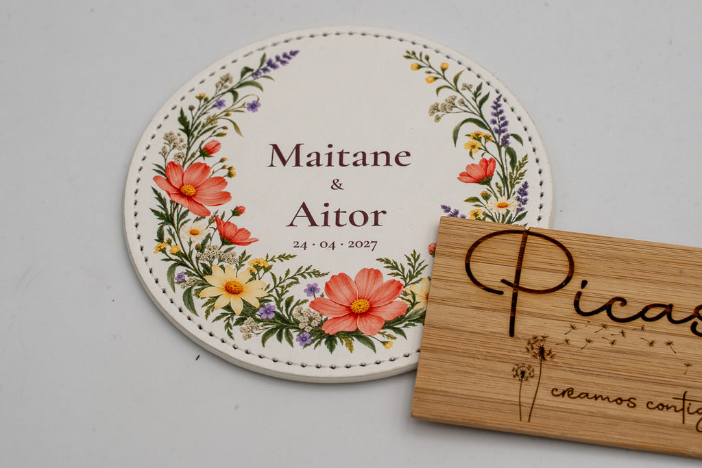 Sous-verre rond blanc à fleurs multicolores, Maitane et Aitor.