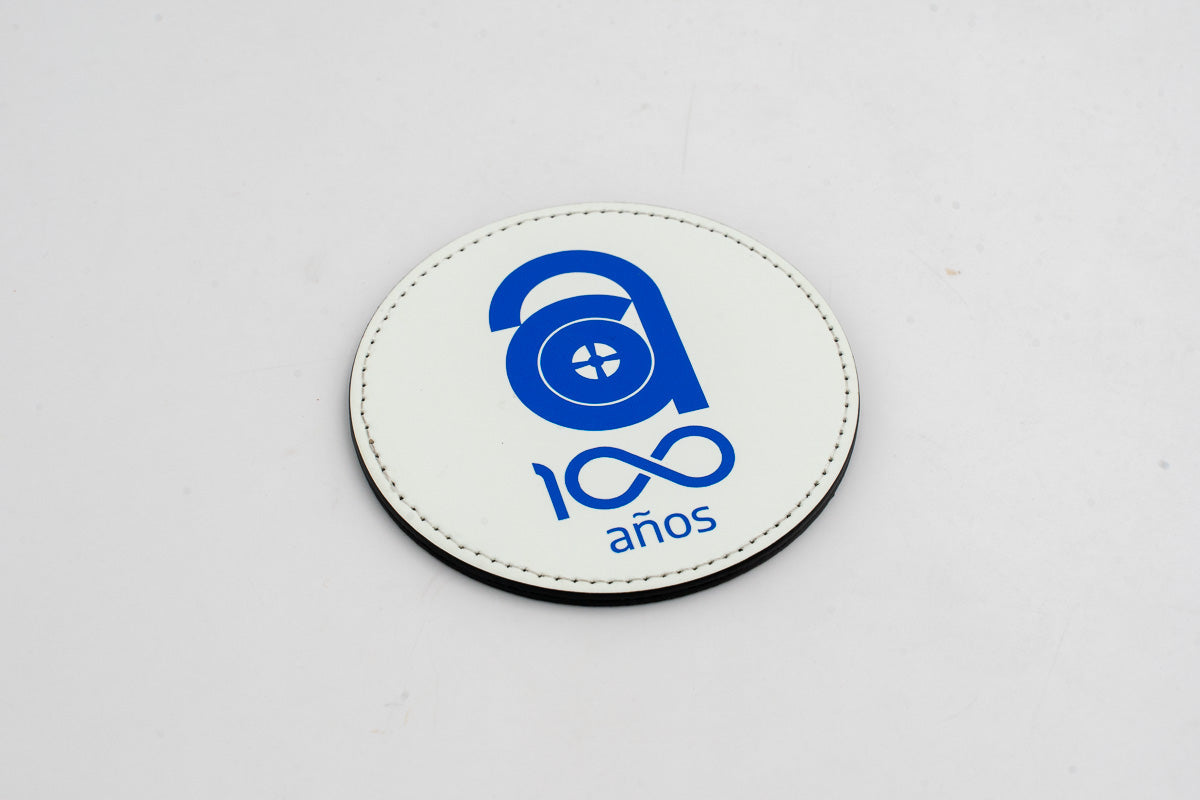 Sous-verre rond blanc avec logo commémoratif du centenaire bleu.