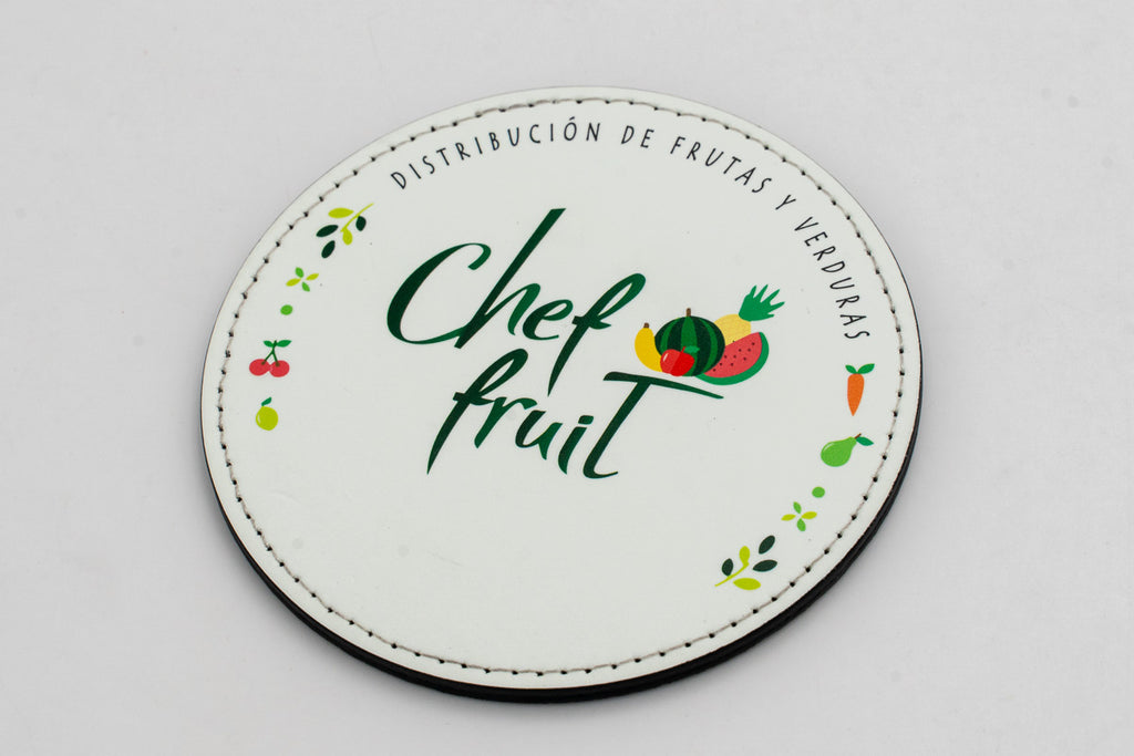 Sous-verre rond blanc avec marque Chef Fruit et fruits en couleur.