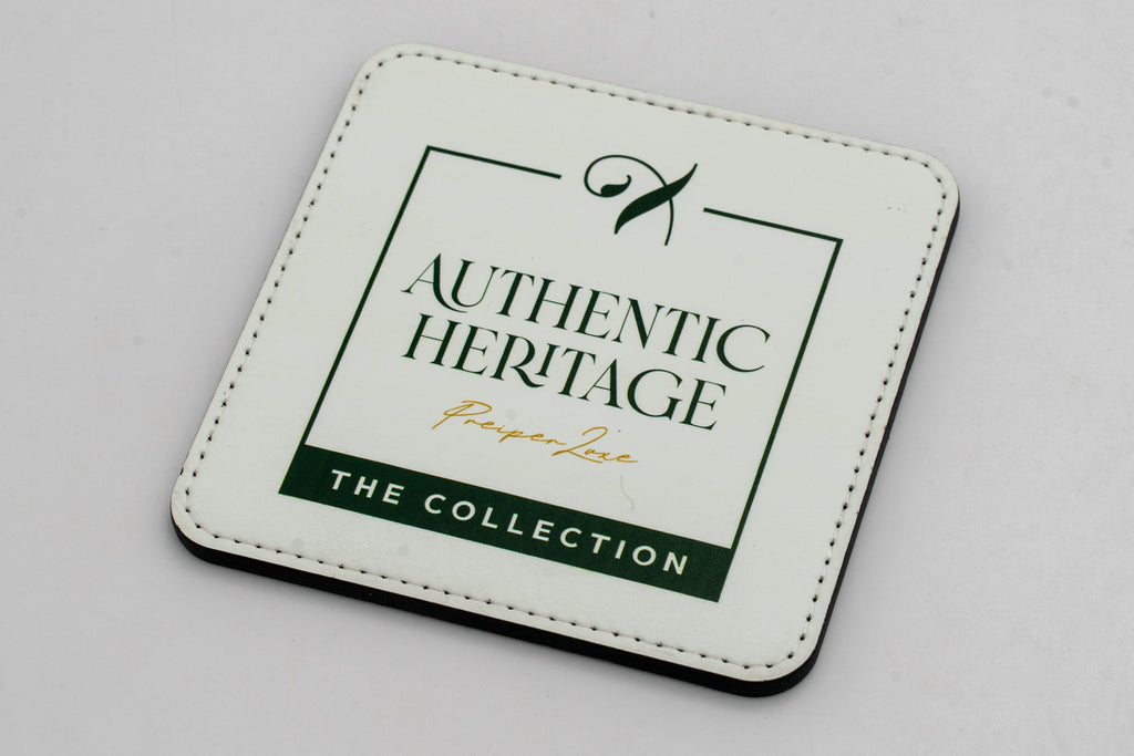 Sous-verre carré blanc avec logo Authentic Heritage vert.