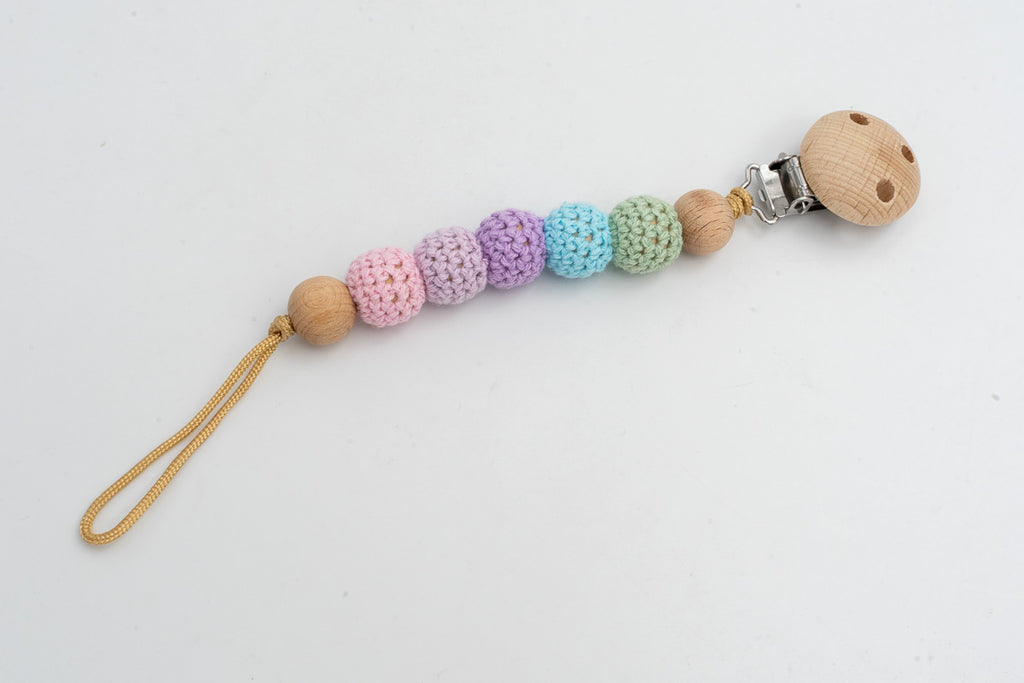 Attache-tétine à perles recouvertes de crochet pastel et clip en bois