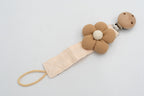 Attache-tétine en tissu avec fleur camel au cœur clair et clip en bois