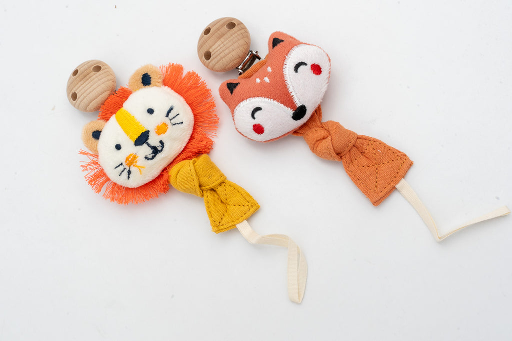 Attaches-tétines en tissu avec visages de lion et de renard et clips en bois