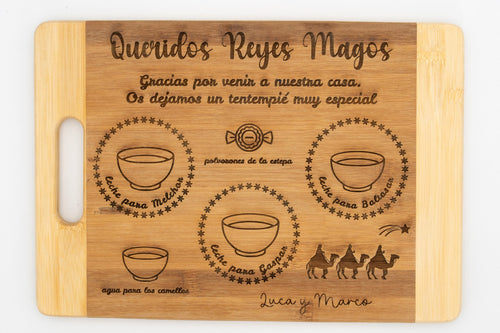 Bandeja de bambú bicolor personalizada con grabado láser para los Reyes Magos y camellos.