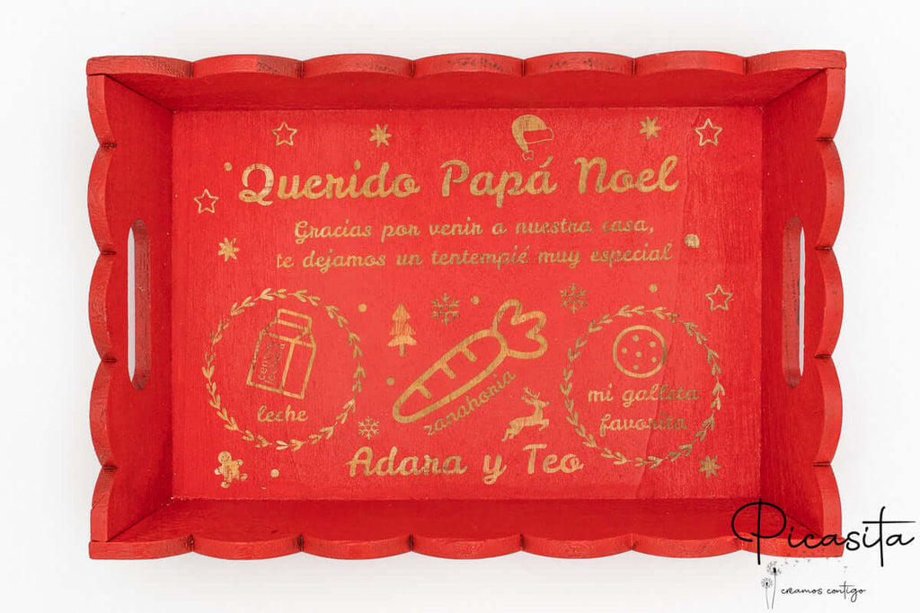 Bandeja roja de madera de pino con grabado dorado para Papá Noel y renos.