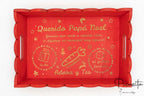 Bandeja roja de madera de pino con grabado dorado para Papá Noel y renos.