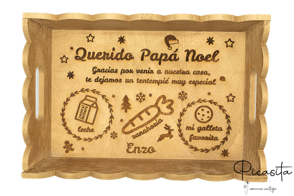 Primer plano de bandeja dorada con personalización de nombre infantil grabada a láser.
