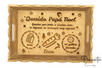 Primer plano de bandeja dorada con personalización de nombre infantil grabada a láser.