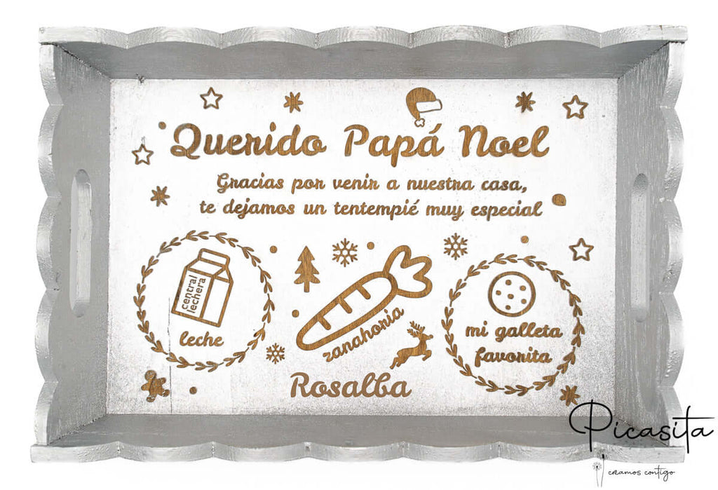 Bandeja plateada de madera con acabado festoneado y detalles navideños grabados.