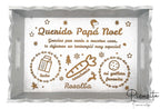 Bandeja plateada de madera con acabado festoneado y detalles navideños grabados.