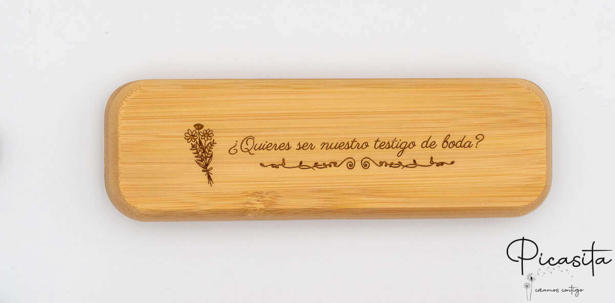 Estuche de bambú cerrado con grabado láser de flores y frase de agradecimiento sobre fondo blanco.