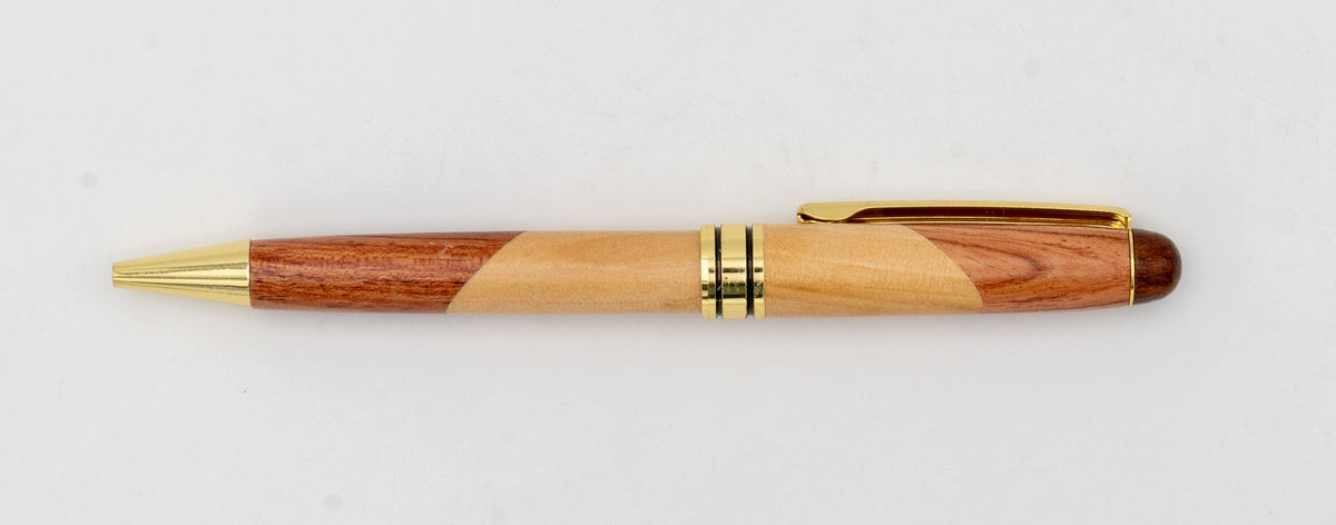 Stylo en bois bicolore avec jonctions diagonales et détails dorés.