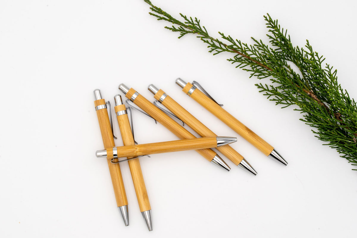 Stylos en bambou avec clip, bouton-poussoir et pointe de finition argentée brillante.