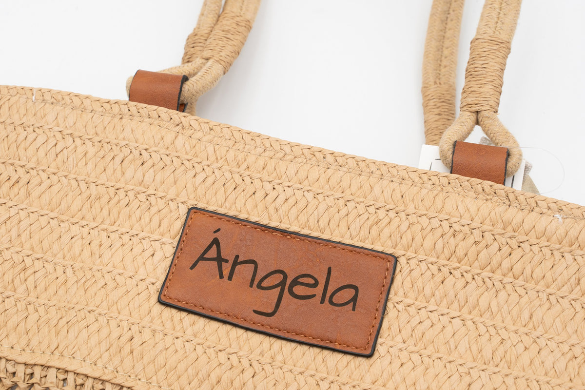 Écusson en cuir synthétique d'un sac en raphia gravé du prénom Ángela