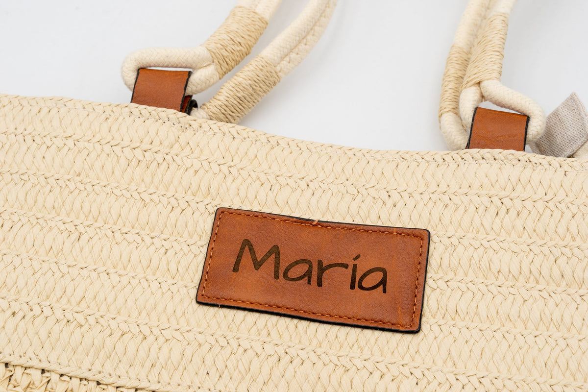Écusson d'un sac en raphia naturel gravé du prénom María